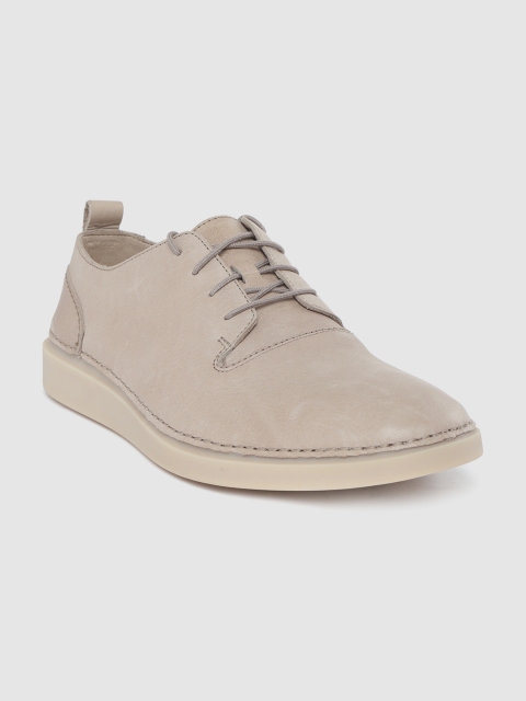 

Clarks Men Taupe Solid Leather Derbys