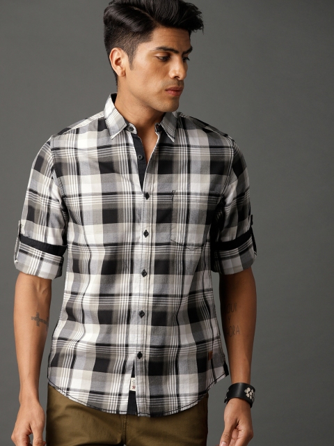 

Roadster Men Grey & White Regular Fit Checked Casual Shirt