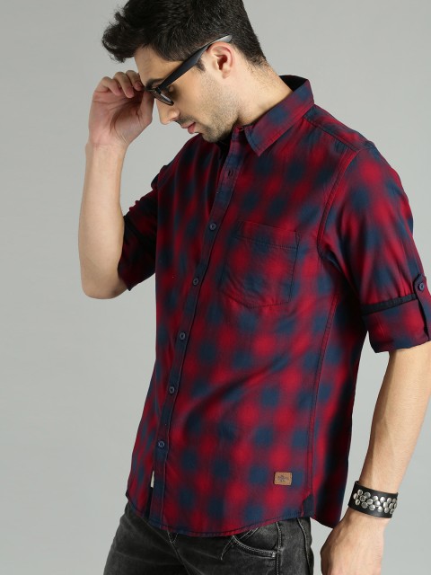 

Roadster Men Red & Navy Blue Regular Fit Checked Casual Shirt