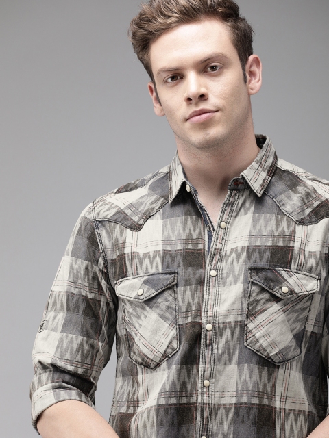 

Roadster Men Grey & Brown Regular Fit Checked Casual Shirt