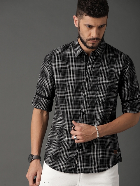 

Roadster Men Black & White Regular Fit Checked Casual Shirt