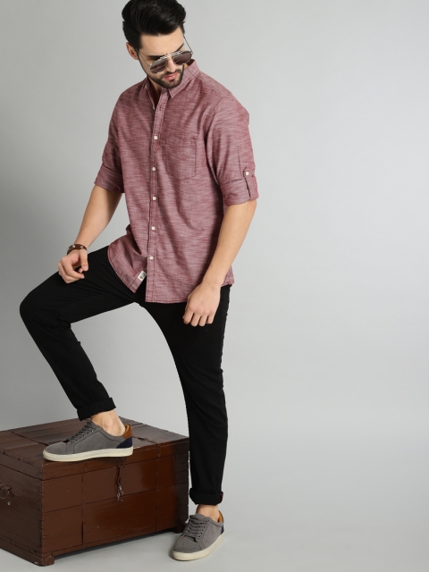 

Roadster Men Maroon VETTEL SLUB Regular Fit Solid Casual Shirt