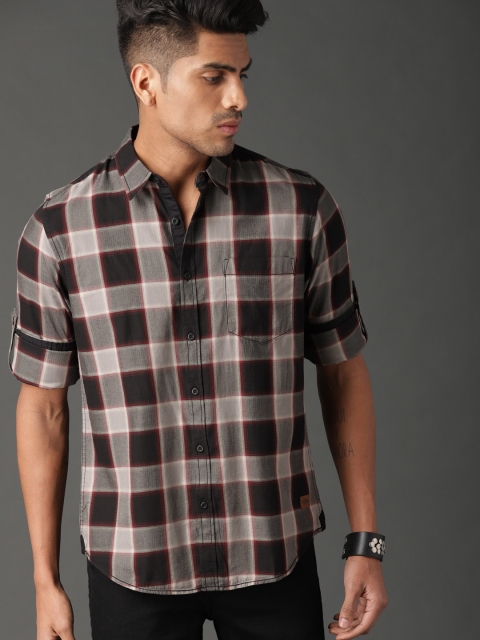 

Roadster Men Black & Beige Regular Fit Checked Casual Shirt