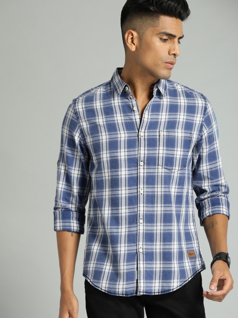 

Roadster Men Blue & White Regular Fit Checked Casual Shirt
