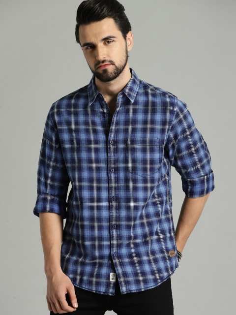 

Roadster Men Blue & White Regular Fit Checked Casual Shirt