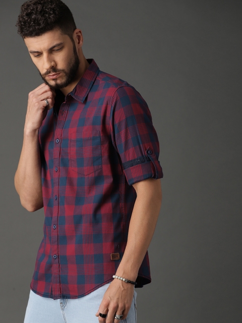 

Roadster Men Maroon & Navy Regular Fit Checked Casual Shirt