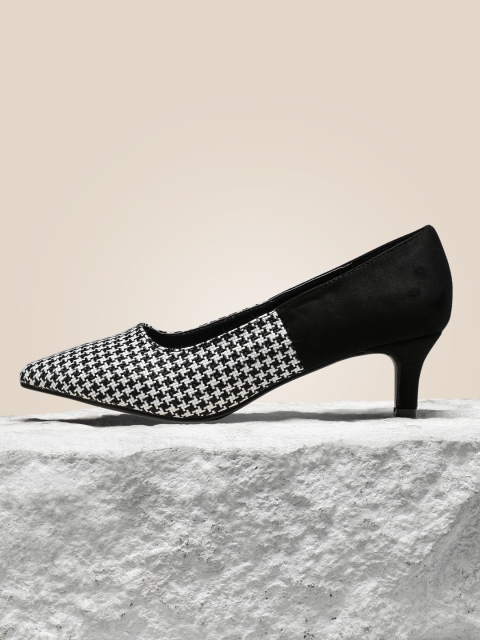 

her by invictus Women Black & White Checked Cushioned Pumps