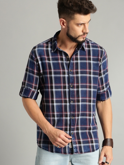 

Roadster Men Blue & Maroon Washed Indigo Checked Casual Shirt