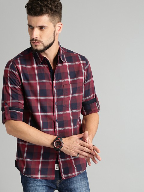 

Roadster Men Maroon & Navy Blue Regular Fit Checked Casual Shirt