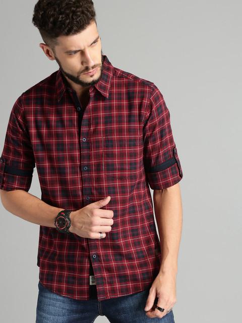 

Roadster Men Maroon & Black Regular Fit Checked Casual Shirt