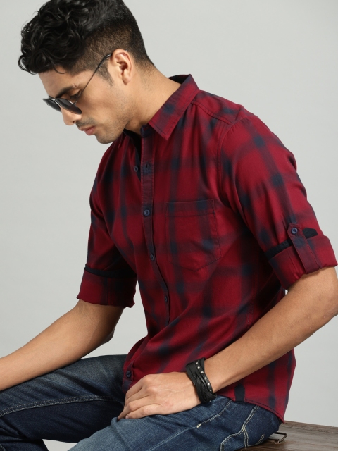 

Roadster Men Maroon & Navy Blue Regular Fit Shadow Check Casual Shirt