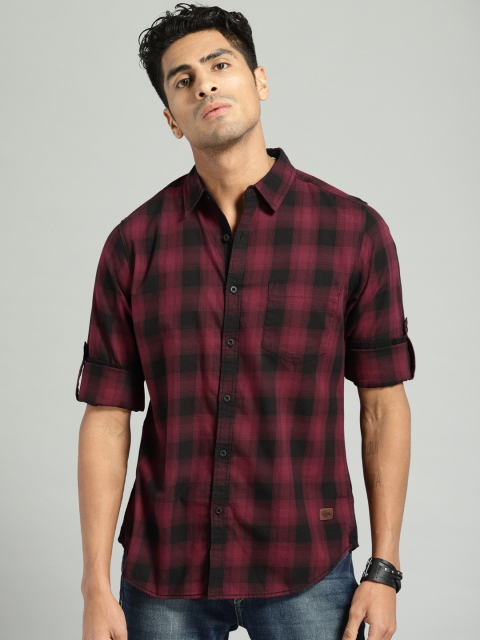 

Roadster Men Maroon & Black Regular Fit Checked Casual Shirt