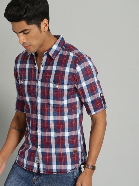 

Roadster Men Blue & White Regular Fit Checked Casual Shirt