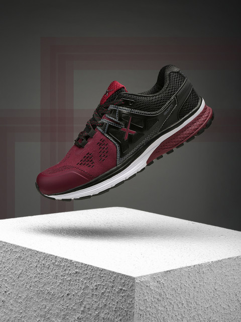 

HRX by Hrithik Roshan Men Maroon & Black Road Running Shoes