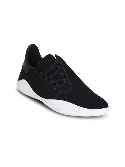 

Get Glamr Men Black Running Shoes