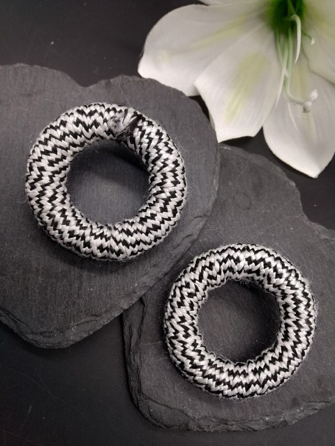 

ToniQ Black & White Circular Studs