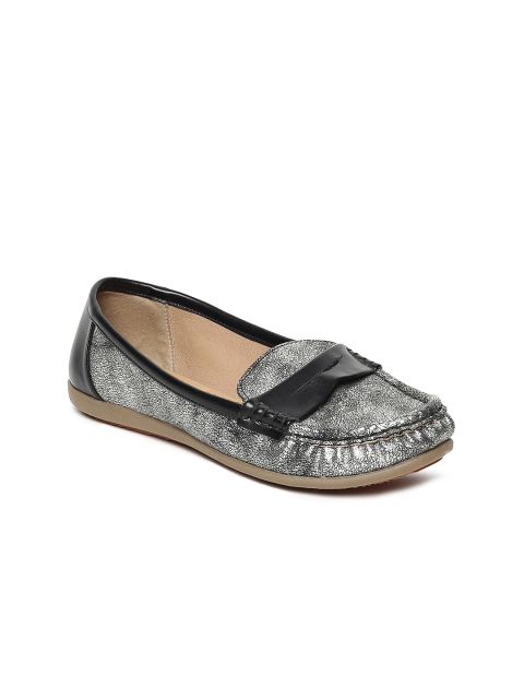 

Rocia Women Silver-Toned Solid Flats