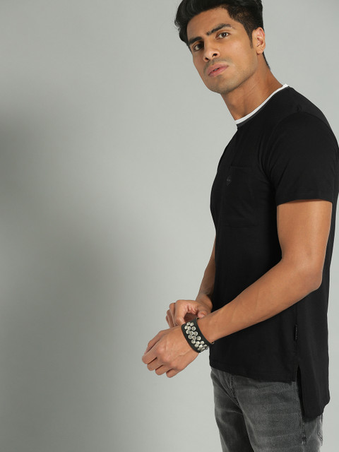 

Roadster Men Black Solid Round Neck High-Low Hem T-shirt