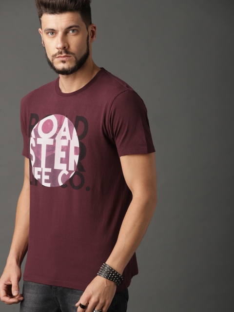 

The Roadster Lifestyle Co Men Burgundy Brand Carrier T-shirt