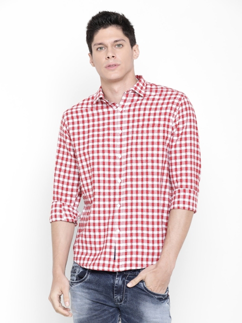 

CAVALLO by Linen Club Men Red & White Regular Fit Checked Casual Shirt