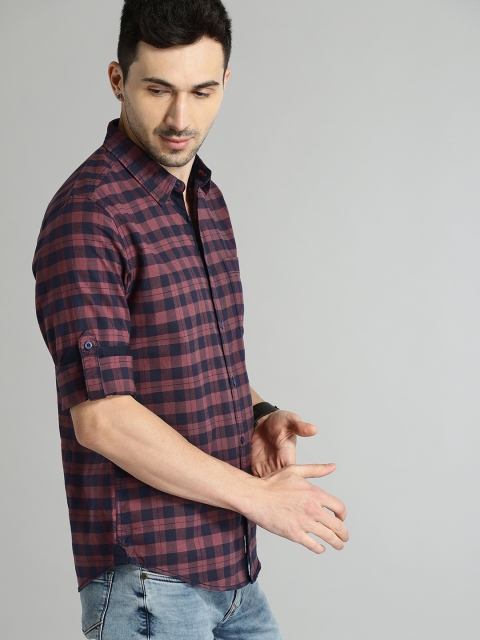 

The Roadster Lifestyle Co Men Navy Blue & Maroon Regular Fit Checked Casual Shirt
