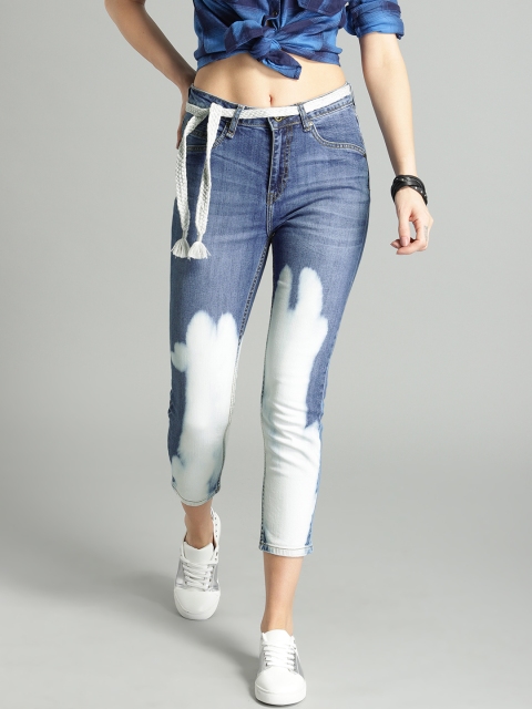 

The Roadster Lifestyle Co Women Blue Washed Skinny Fit Mid-Rise Cropped Stretchable Jeans With Rope Belt