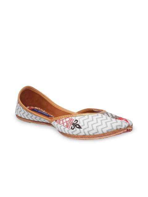 

MSC Women Grey Printed Leather Mojaris