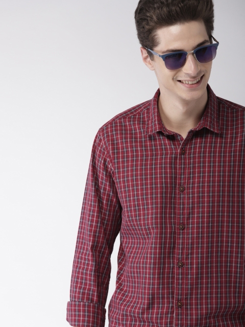 

Mast & Harbour Men Red & Navy Blue Regular Fit Checked Casual Shirt