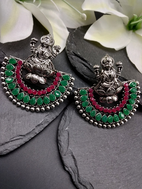 

Fida Silver-Toned & Green Devi Oxidized Crescent Shaped Chandbalis