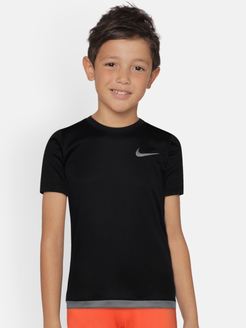 

Nike Boys Black SS TROPHY Solid Round Neck T-shirt