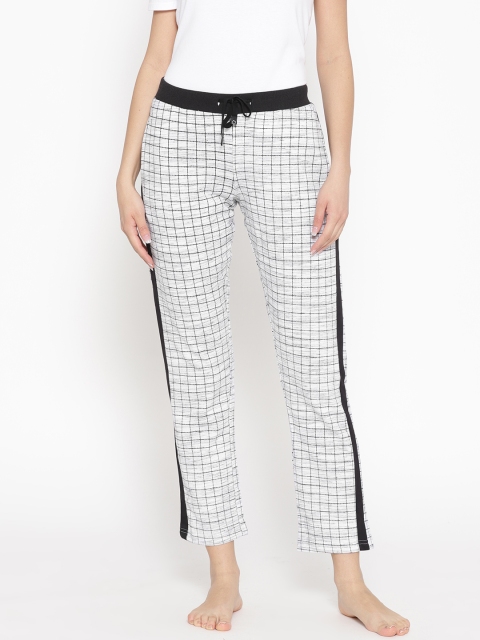 

Sweet Dreams Women White & Black Checked Cropped Pyjamas, Off white