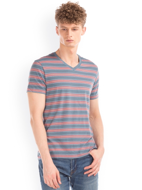 

GAP Men Red V-Neck Short Sleeve T-shirt