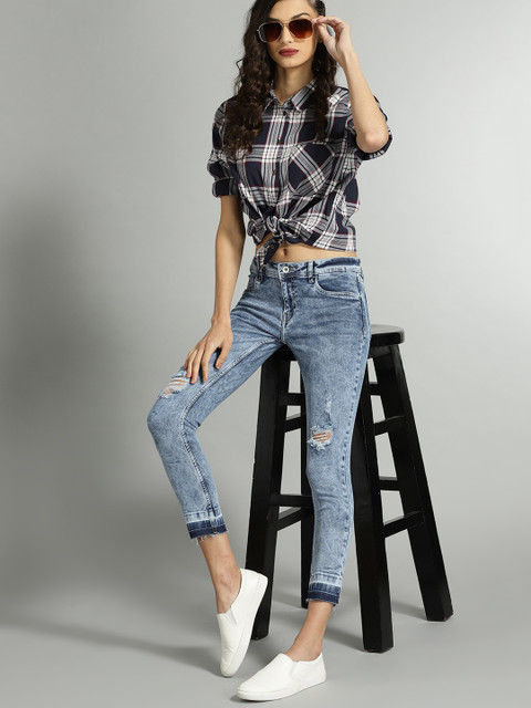 

The Roadster Lifestyle Co Women Blue Skinny Fit Mildly Distressed Acid Washed Stretchable Cropped Jeans