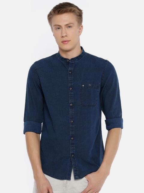 

Lee Cooper Men Blue Regular Fit Solid Chambray Casual Shirt