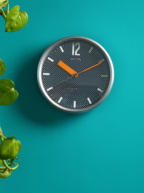 

Rhythm Silver-Toned Handcrafted Round Solid Analogue Wall Clock