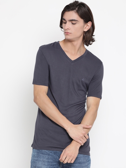 

United Colors of Benetton Men Grey Solid V-Neck T-shirt, Navy blue
