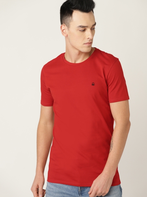 

United Colors of Benetton Men Red Solid Round Neck T-shirt