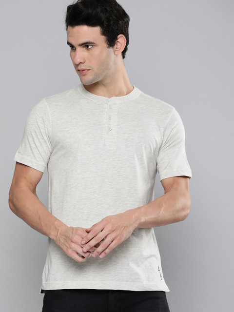 

Levis Men Beige Solid Cotton Rich T-shirt