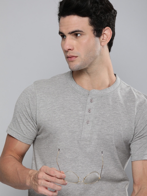 

Levis Men Grey Melange Solid Round Neck T-shirt