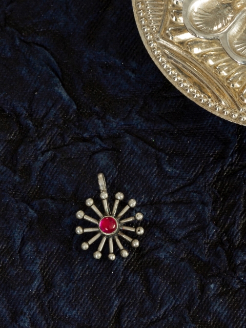 

Unniyarcha Jewellery Women 92.5 Silver-Plated & Red Stone-Studded Spinel Nosepin