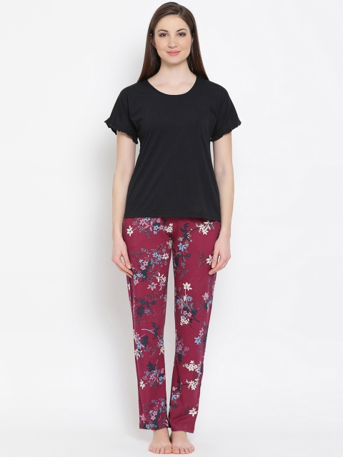 

Clovia Women Black & Maroon Printed Night suit