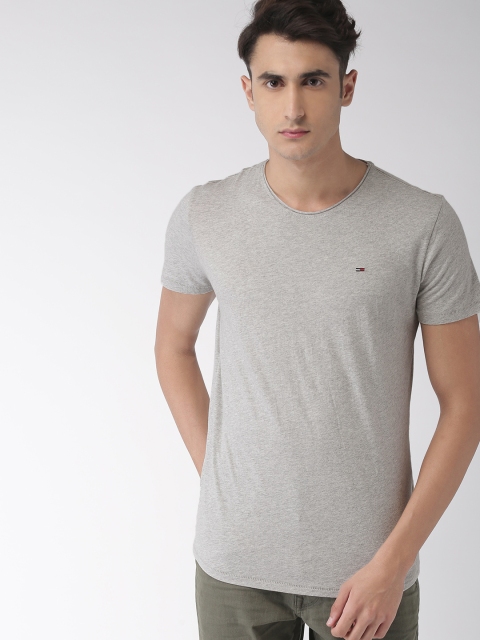 

Tommy Hilfiger Men Grey Solid Round Neck T-shirt