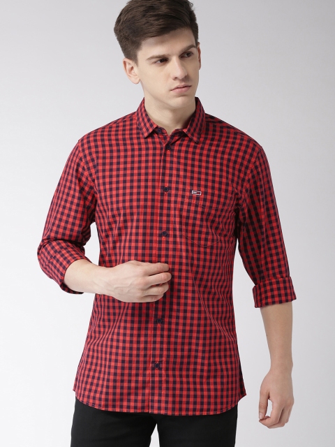

Tommy Hilfiger Men Red & Black Regular Fit Checked Casual Shirt