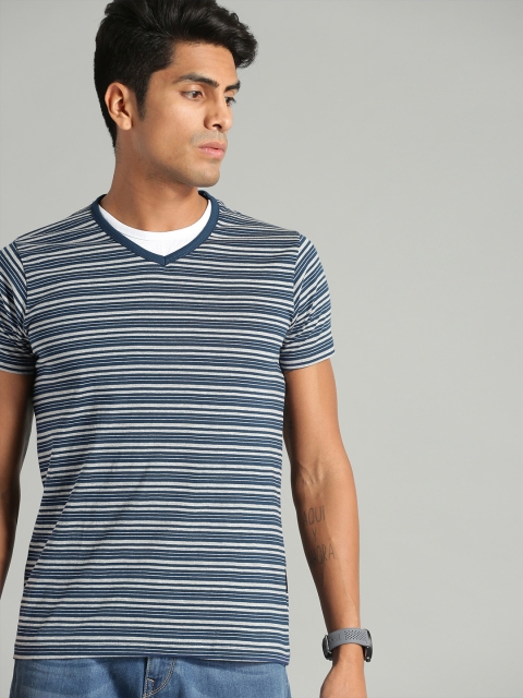

Roadster Men Navy Blue Striped Round Neck T-shirt
