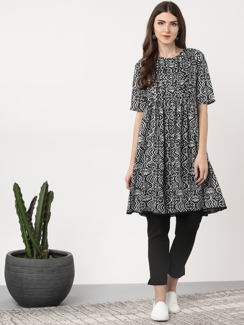 

Sangria Women Black & White Printed Tunic