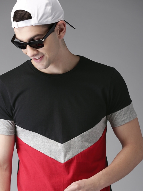 

HERE&NOW Men Black & Red Colourblocked Round Neck T-shirt