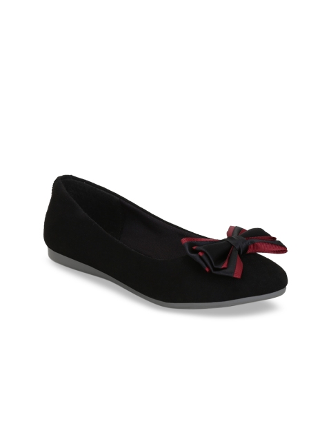 

Get Glamr Women Black Solid Velvet Ballerinas