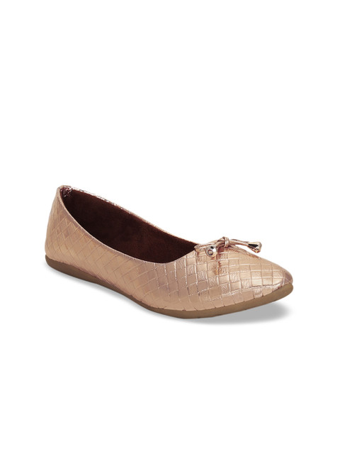 

Get Glamr Women Gold-Toned Woven Design Ballerinas