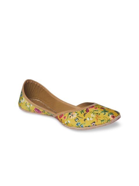 

Coral Haze Women Yellow Printed Mojaris