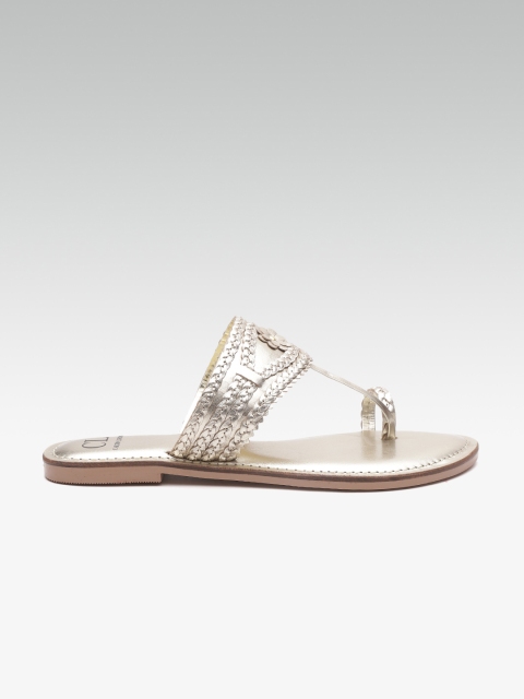 

Carlton London Women Silver-Toned Textured Leather One-Toe Flats